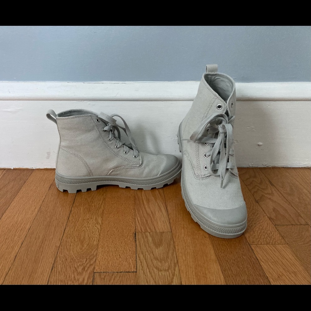Sketchers boot/sneaker